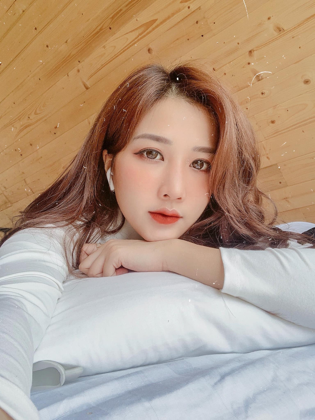 Hiện tại, Linh Hương đang làm người mẫu tự do thi thoảng đóng quảng cáo và cũng thành công trong lĩnh vực kinh doanh thời trang.