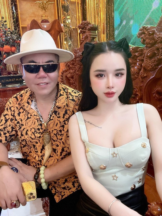 Trước nhan sắc xinh đẹp của cô gái, nhiều chàng trai đua nhau xin làm con rể của đại gia xứ Nghệ.