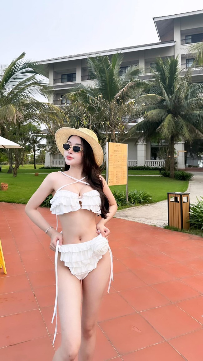 Cô nàng thường xuyên khoe những bức ảnh chụp trước tòa lâu đài dát vàng nhà mình, cũng như loạt siêu xe.