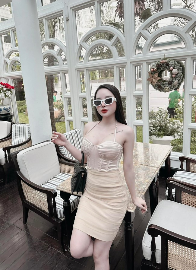 Hiện tại, cô nàng vẫn đang độc thân. Cô chia sẻ có khá nhiều tin nhắn làm quen nhưng chưa đáp lại.