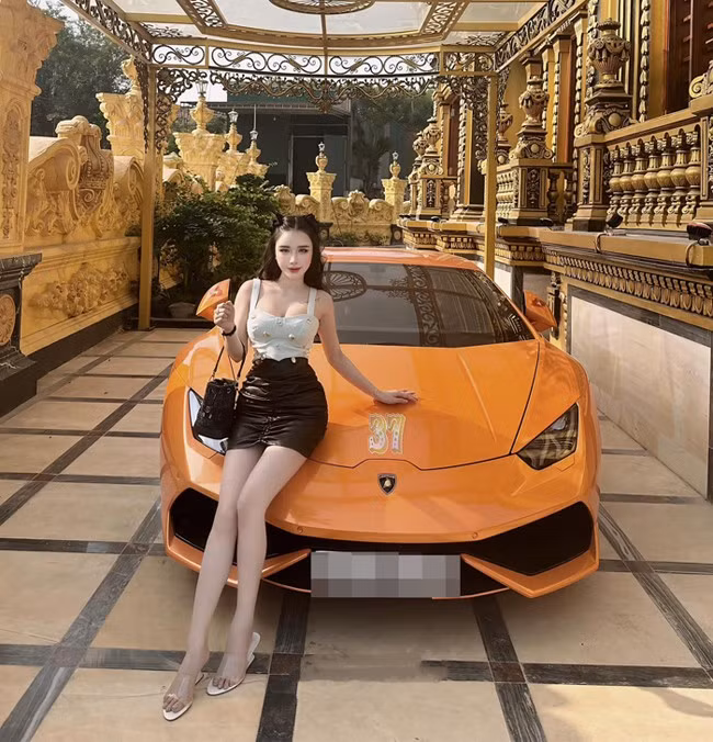 Cô nàng sở hữu nhan sắc xinh đẹp chẳng khác gì một hot girl.