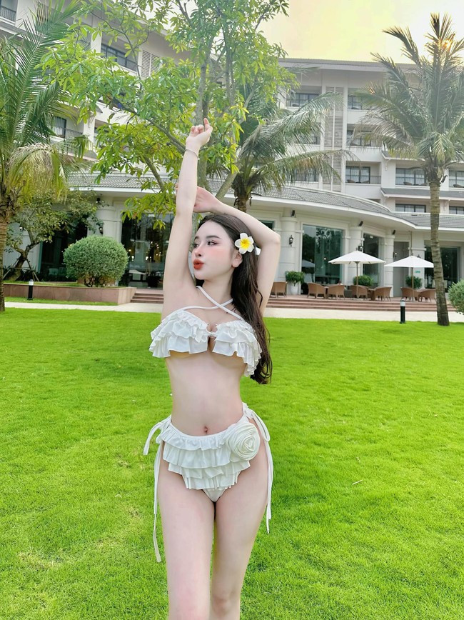 Phương Quỳnh cũng sở hữu thân hình nuột nà cũng làn da trắng như bông bưởi.