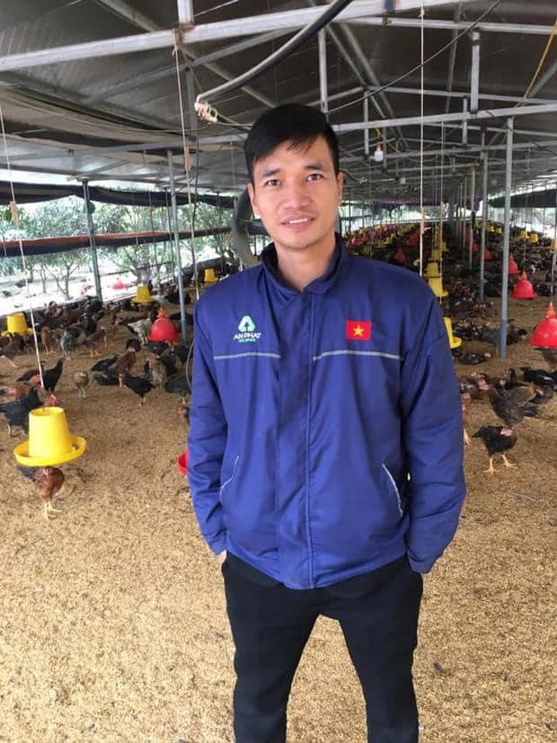 Thời gian gần đây, Lệ Rơi xuất hiện trở lại với hình ảnh một anh nông dân chân chất, hình ảnh này khiến nhiều người nhớ lại chính anh vào những ngày trước khi nổi đình nổi đám.