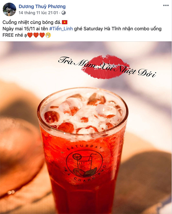 Vợ Quế Ngọc Hải, Dương Thị Thuỳ Phương cũng quyết định "chơi lớn" khi thông báo sẽ miễn phí toàn bộ đồ uống cho ai tên Tiến Linh khi ghé vào quán trà chanh mới mở của vợ chồng cô.