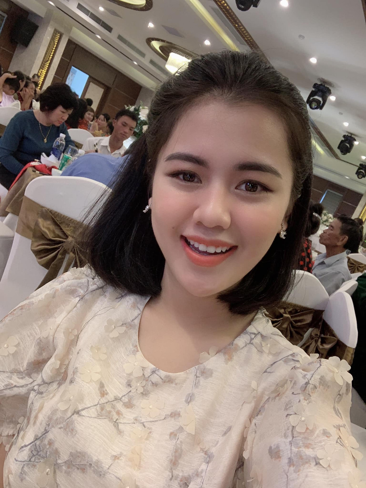 Không chỉ kinh doanh quán trà chanh, Thuỳ Phương còn bán rất nhiều loại mặt hàng chăm sóc tóc và da mặt. Nhờ danh tiếng của chồng, công việc kinh doanh của cô rất phát đạt.