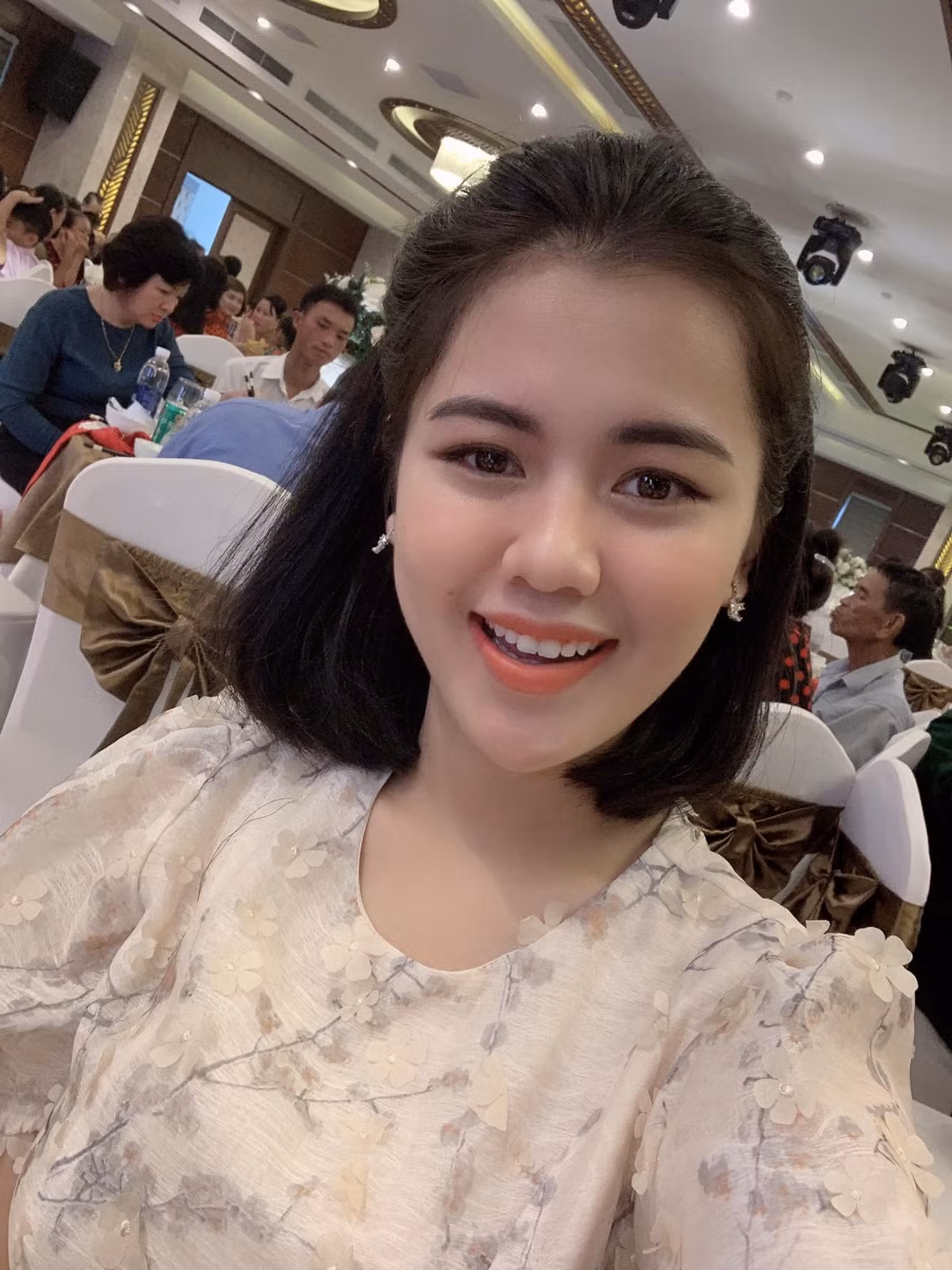 Không chỉ kinh doanh quán trà chanh, Thuỳ Phương còn bán rất nhiều loại mặt hàng chăm sóc tóc và da mặt. Nhờ danh tiếng của chồng, công việc kinh doanh của cô rất phát đạt.