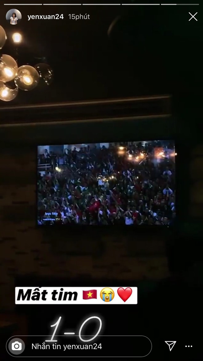 Yến Xuân - bạn gái Đặng Văn Lâm và Khánh Linh - vợ trung vệ Bùi Tiến Dũng không giấu nổi cảm xúc khi Tiến Linh ghi bàn vào lưới UAE. Cả hai đều dành những lời khen cho tuyển Việt Nam trên Instagram cá nhân.