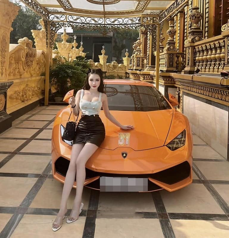 Cô con gái của đại gia Thoan cũng khiến nhiều người chú ý nhờ nhan sắc xinh đẹp.