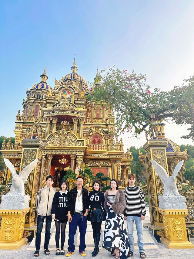 Ngoài vợ chồng anh Thoan, những người con của vị đại gia này cũng thu hút nhiều sự chú ý. Được biết, đại gia Thoan có 4 người con, 2 trai, 2 gái, tất cả đều chưa lập gia đình.