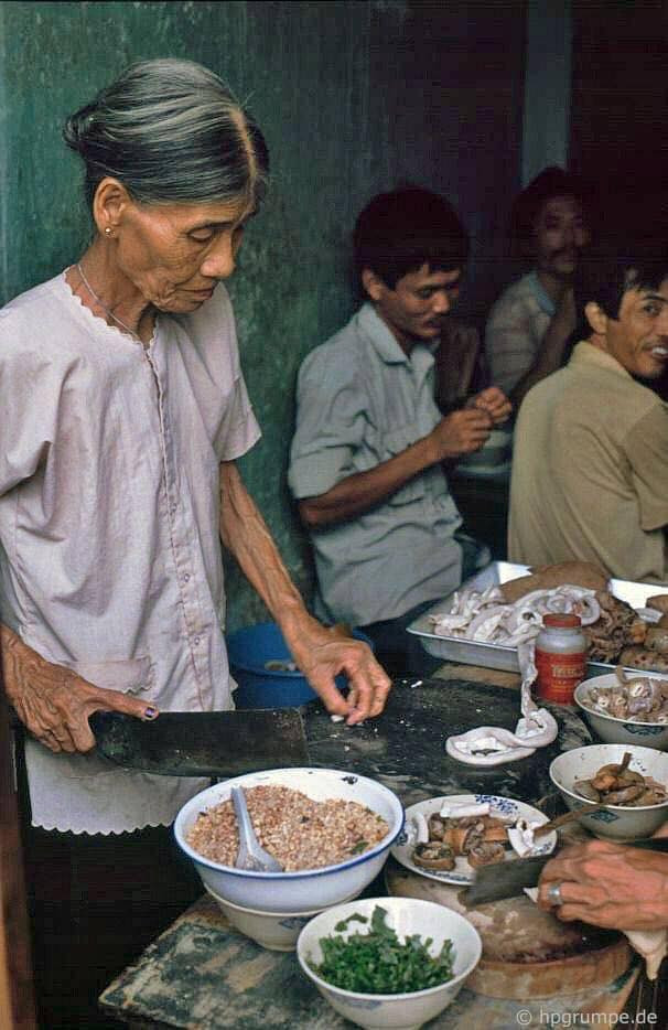 Cháo lòng là một thức quà ăn sáng quen thuộc của người Hà Nội, đặc biệt được đàn ông rất ưa chuộng vì ăn được lai rai trước khi đi làm. Cho đến hiện tại, những quán cháo lòng buổi sáng vẫn cực kỳ đông đúc và sớm hết hàng.