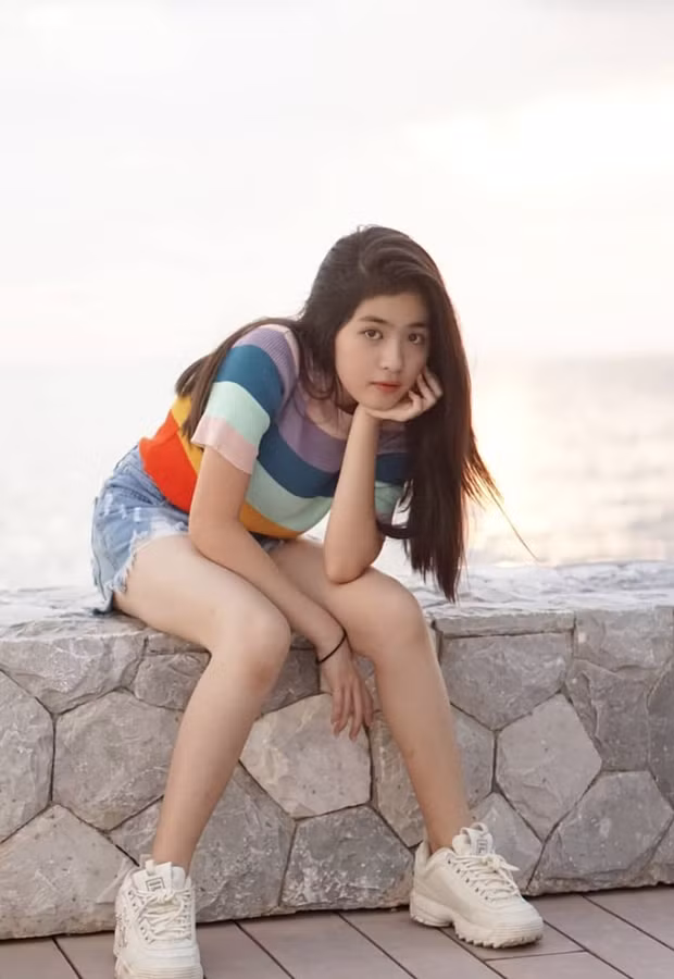 Unda Kulteera Yordchang bén duyên với nghề diễn rất sớm. Nếu là một fan cứng của các bộ phim Thái Lan, chắc chắn sẽ nhận ra cô bé ngay bởi cô cũng tham gia vào kha khá dự án phim ảnh có tiếng.