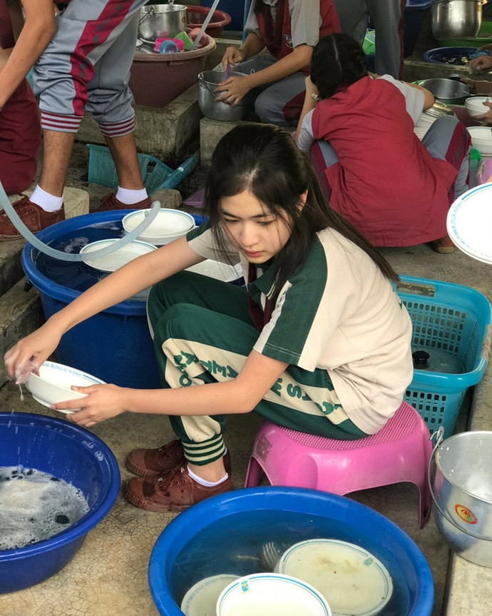 Truy tìm danh tính hot girl rửa bát này, hoá ra cô nàng này là người quên có tên Unda Kulteera Yordchang (SN 2006).