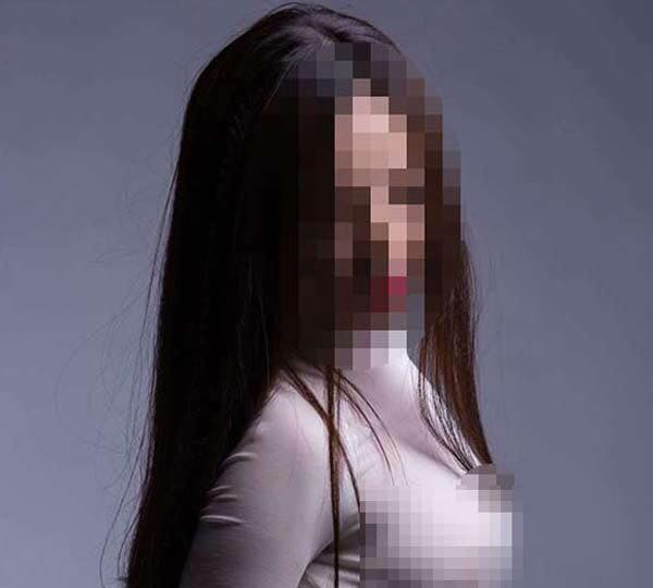 Không chỉ Musgraves, rất nhiều người phụ nữ Việt Nam, trong đó có cả các bạn trẻ đã từng nhận không ít "gạch đá" khi diện bộ áo dài truyền thống với chất liệu mỏng tang, xuyên thấu.