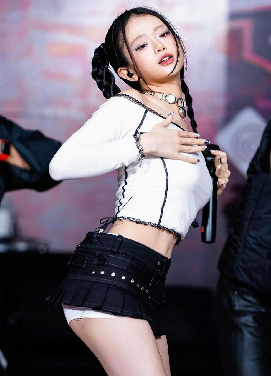 Đặc biệt, khi diện chiếc váy đen ngắn, Linh đã phối thêm chiếc quần bảo hộ màu trắng bên trong. Nhìn qua nhiều người rất dễ làm tưởng đây là sự cố lộ nội y, nhưng thực chất đây là một tính toán cẩn thận, vừa tránh những khoảnh khắc không đáng có mà lại tạo nên nét độc đáo cho tổng thể.