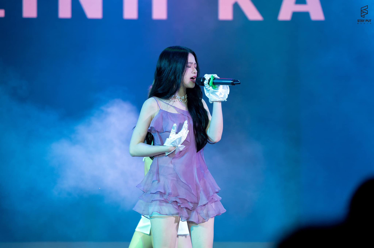 Linh Ka cũng thường lựa chọn những thiết kế váy ngắn khi trình diễn trên sân khấu.