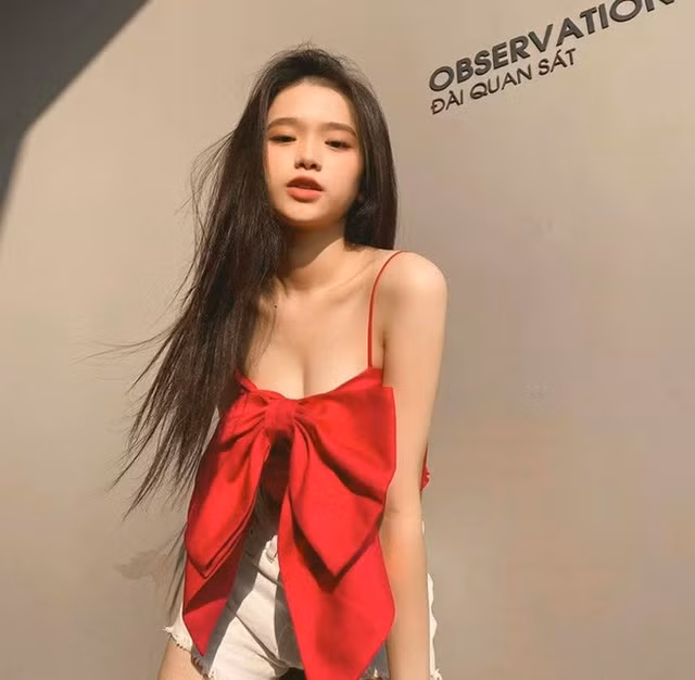 Linh Ka xây dựng cho mình hình tượng quyến rũ nhưng không kém phần trẻ trung ở tuổi 22.