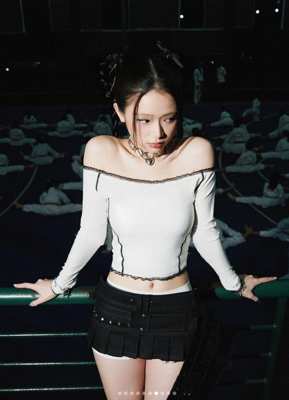 Với lợi thế hình thể cùng làn da trăng và đôi chân thon dài, Linh Ka dễ dàng cân mọi outfit.