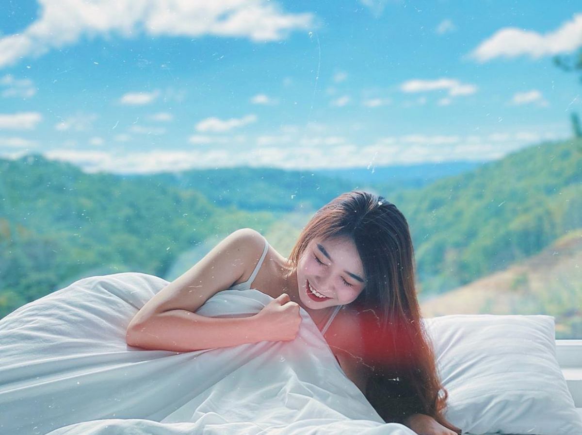 Mới đây, cô nàng bị tố quảng cáo sản phẩm không có tâm, trang cá nhân sắp thành "tiệm tạp hóa" giống nhiều nàng WAGs khác là Nhật Lê, Hoàng Anh Ốc,...