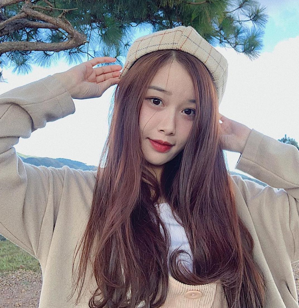 Bạn gái Văn Toàn còn nhận được tình cảm từ phía người hâm mộ nhờ nhan sắc xinh đẹp, tính tình thân thiện, dễ thương.