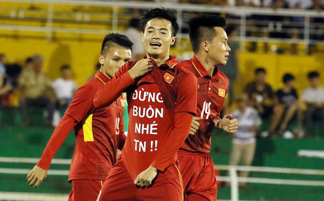 Trong một trận đấu, khi vừa ghi bàn xong, Văn Toàn từng kéo áo lộ dòng chữ "Đừng buồn nhé TN" để dỗ dành bạn gái. Chẳng cần nói cũng biết, TN là viết tắt của Trang Nhung.