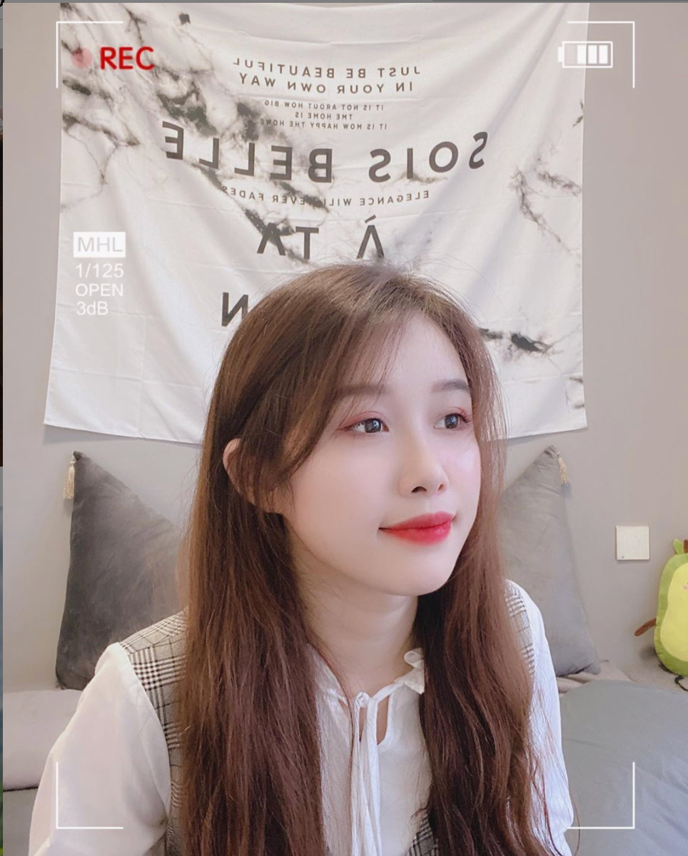 Hiện tại, Trang Nhung đang làm việc cho một ngân hàng tại Hà Nội. Trên trang cá nhân, nàng WAG thường xuyên chia sẻ khoảnh khắc nơi công sở.