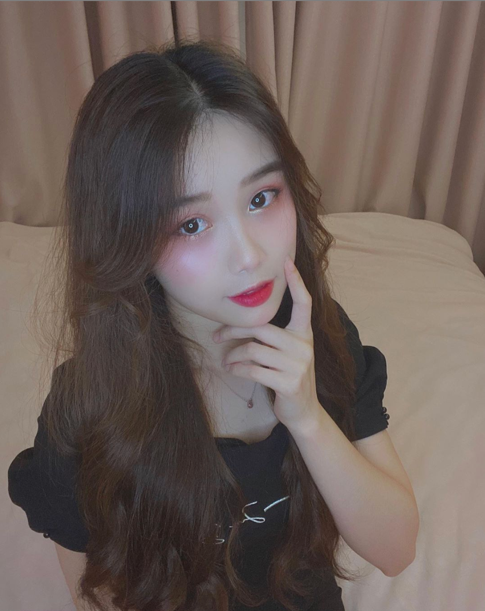 Đáp trả, gái xinh quê Hà Nam cho biết bản thân chỉ giới thiệu những sản phẩm mà chính bản thân dùng qua. Cô nàng cũng đưa ra bằng chứng về việc từ chối lời mời hợp tác quảng cáo các sản phẩm không rõ tác dụng.