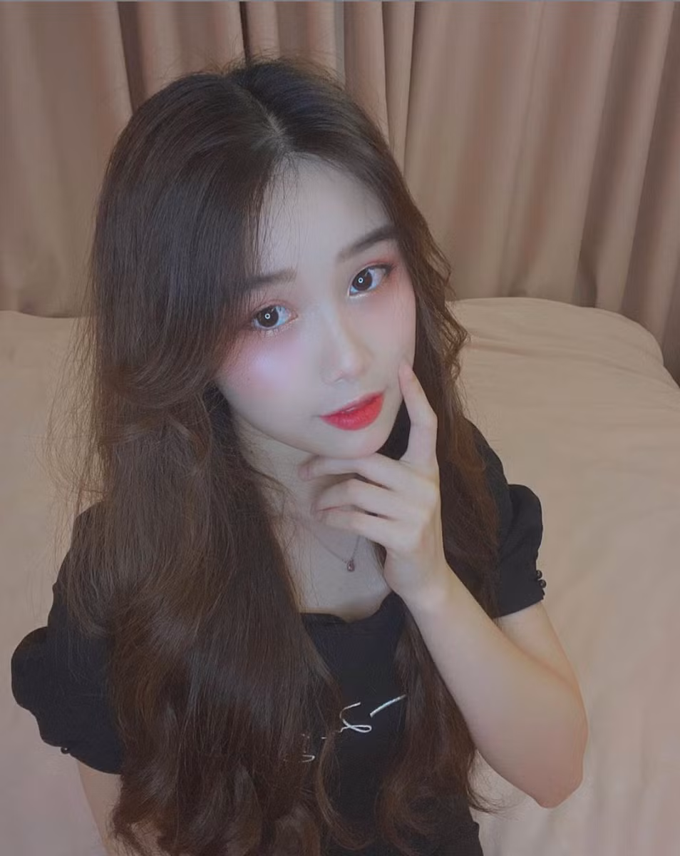 Đáp trả, gái xinh quê Hà Nam cho biết bản thân chỉ giới thiệu những sản phẩm mà chính bản thân dùng qua. Cô nàng cũng đưa ra bằng chứng về việc từ chối lời mời hợp tác quảng cáo các sản phẩm không rõ tác dụng.