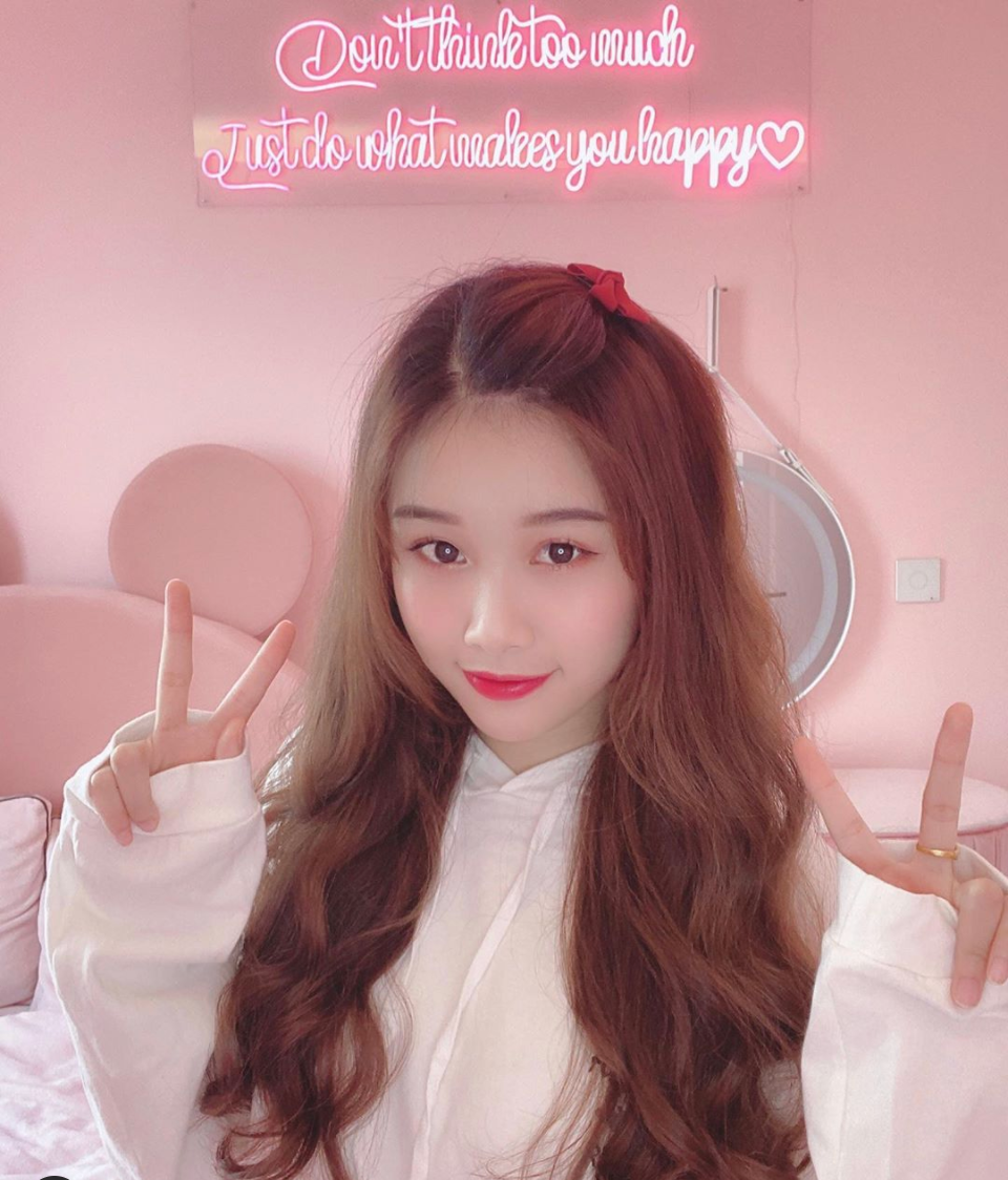 Không chỉ xinh đẹp, Trang Nhung sở hữu thân hình nóng bỏng với đôi gò hồng đào căng đầy.