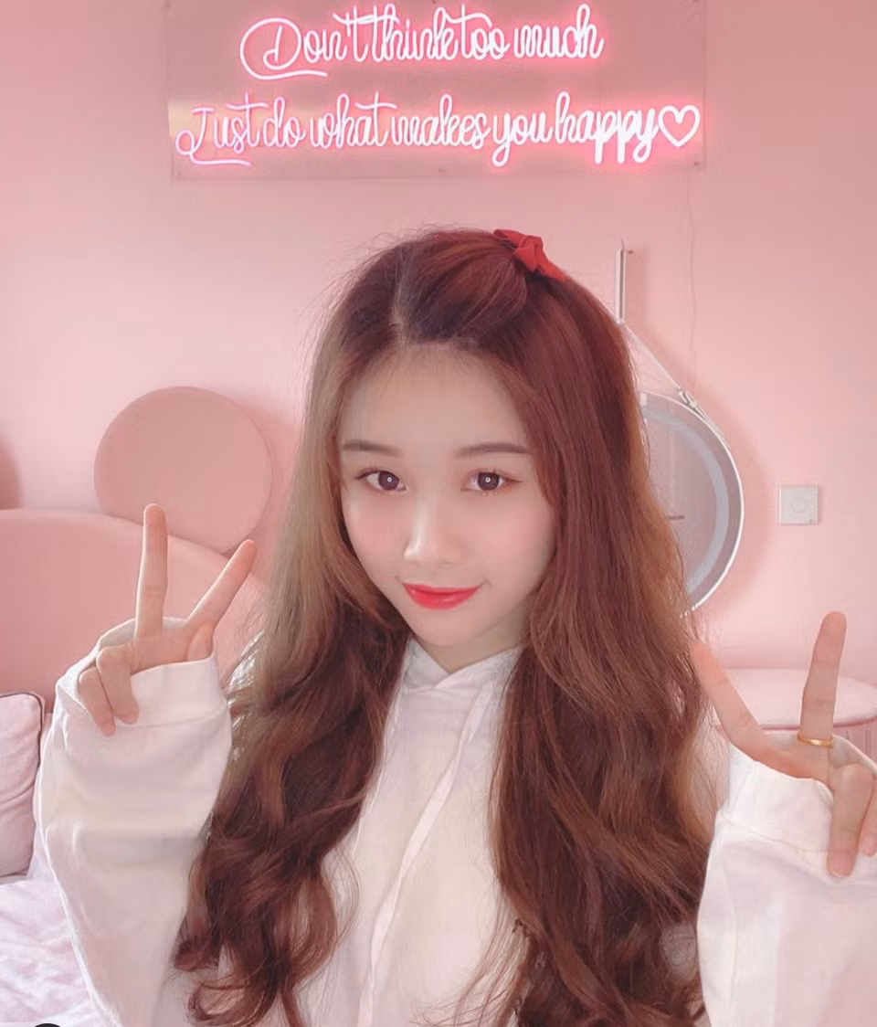 Không chỉ xinh đẹp, Trang Nhung sở hữu thân hình nóng bỏng với đôi gò hồng đào căng đầy.