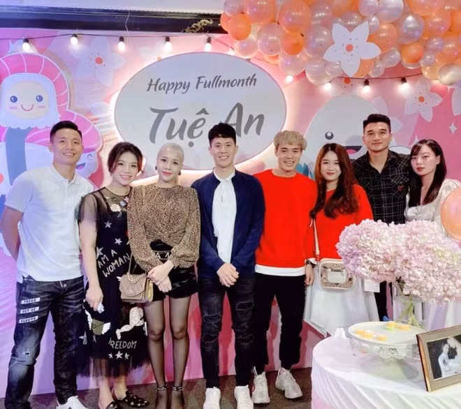 Trang Nhung sánh đôi bên bạn trai trong ngày đầy tháng của con gái trung vệ Bùi Tiến Dũng. Cả hai diện đồ đôi nổi bật trong bữa tiệc.