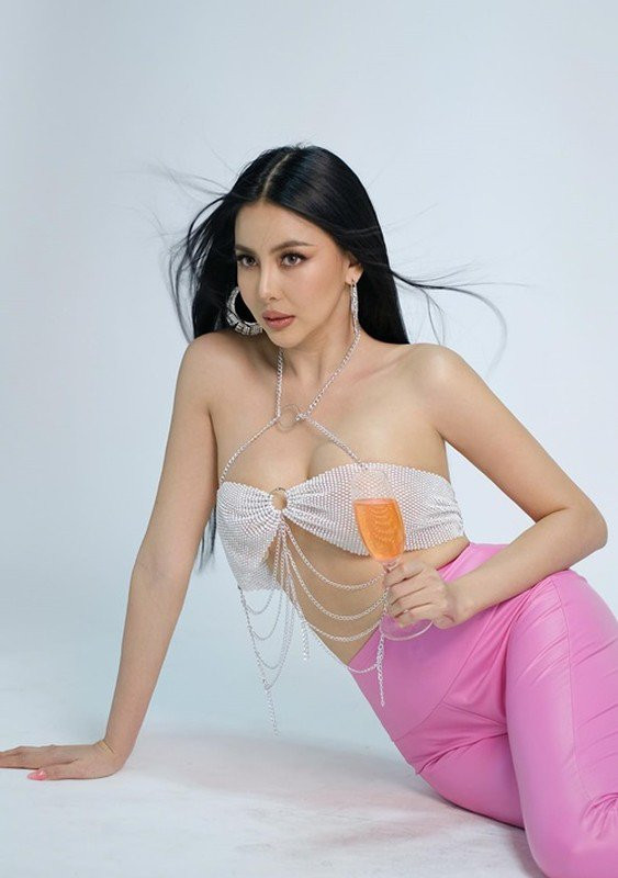 Cô nàng theo đuổi phong cách gợi cảm, quyến rũ.