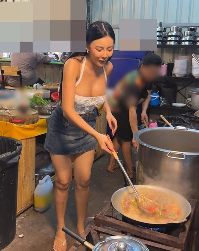 Nhiều người bày tỏ rằng trang phục của cô là không phù hợp, và cô đang sử dụng chiêu trò để câu view hút khách mà thôi: "Mặc thế này không sợ dầu mỡ bắn lên người à?", "cô này chắc làm màu đứng vào chụp ảnh chứ mặc bó thế kia thì nấu nướng kiểu gì?".