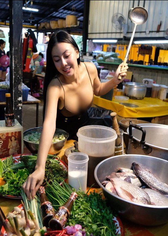 Tuy nhiên bất chấp những lời tiêu cực, cô nàng vẫn thường xuyên đăng tải ảnh nấu nướng trong trang phục gợi cảm.