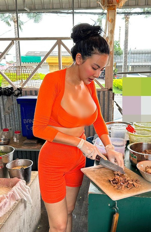 Cô thường đăng tải không ít hình ảnh gợi cảm lúc nấu nướng.