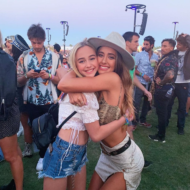 Havanna cũng quen biết nhiều gương mặt nổi tiếng trên mạng xã hội. Tại Coachella 2019 - lễ hội âm nhạc lớn nhất nước Mỹ, cô gái 14 tuổi từng khiến nhiều người bất ngờ khi đăng tải loạt ảnh thân thiết với người mẫu, diễn viên Jessica Michel Serfaty, hot girl triệu follow Halia Beamer hay người mẫu Sophia Rose.