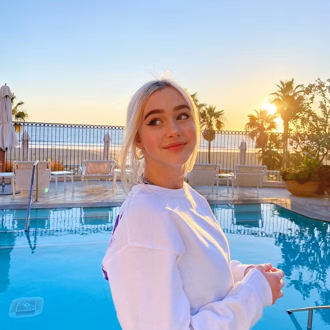 Thời gian gần đây, nhiều diễn đàn Việt Nam chia sẻ loạt clip nhảy, hát nhép của một cô gái có vẻ ngoài xinh đẹp, cuốn hút. Đó là Havanna Winter, sinh năm 2006. "Thiên thần hát nhép" sinh ra tại Oslo, Na Uy và chuyển tới Mỹ sinh sống từ năm 9 tuổi. Ngày 4/4 cũng là sinh nhật tròn 14 tuổi của Havanna.