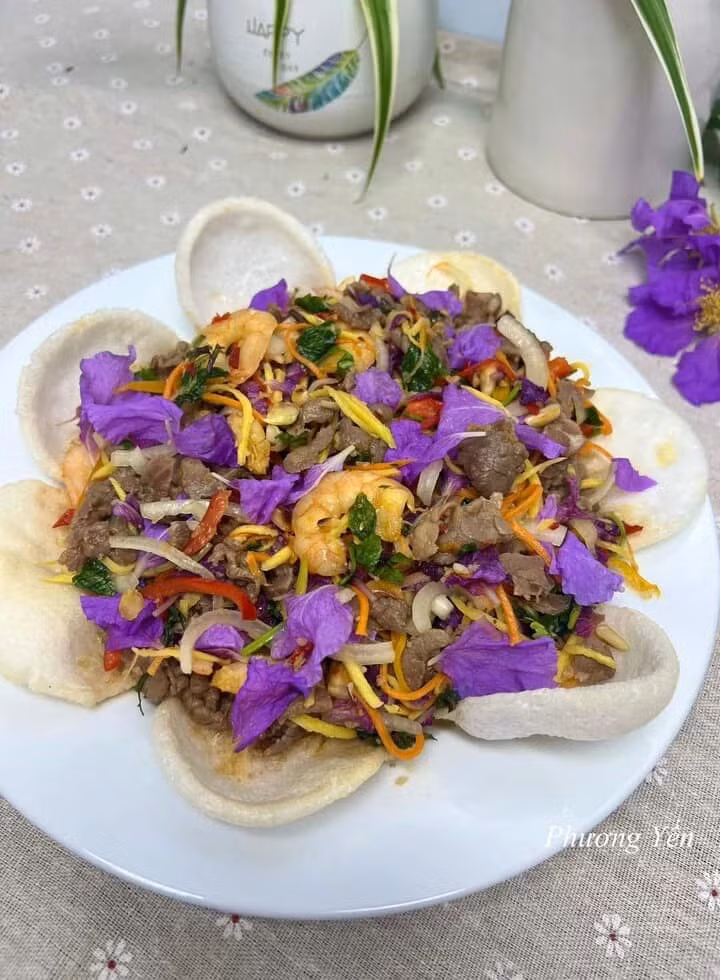 Sau khi bài đăng về gỏi hoa bằng lăng được đăng tải trong hội các chị em yêu bếp đã nhận về rất nhiều ý kiến trái chiều. Phương Yến - cô gái làm món ăn này cho rằng: "Hoa bằng lăng thì ăn được, không những thế nó còn có nhiều lợi ích trong điều trị bệnh như tiểu đường, dạ dày, làm mát da... Nên nếu không may mình có bệnh thì có thể tham khảo (cân nhắc trước khi sử dụng)."