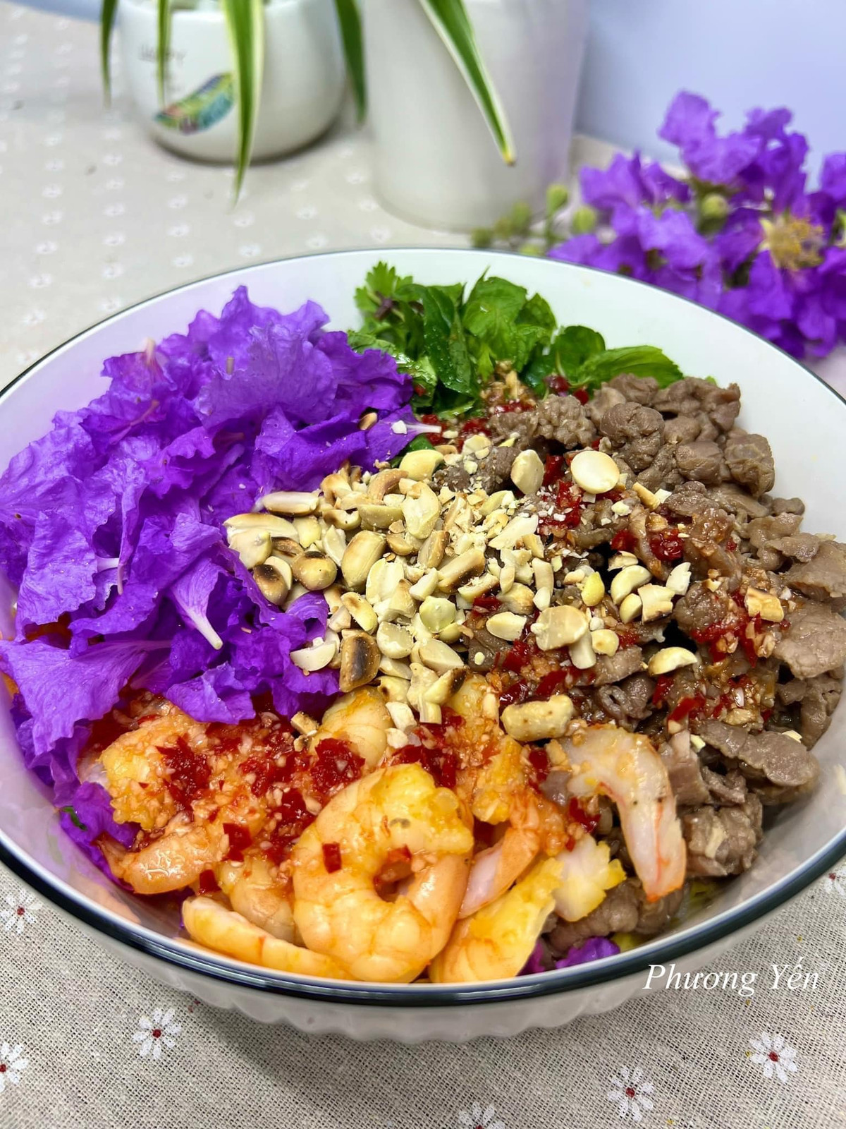 "Chắc rất ít người đã thử món này, nhưng nếu có thể thì nên ăn một lần, sẽ cảm thấy hoa băng lăng không chỉ đẹp, không chỉ cuốn hút bởi vẻ ngoài tươi tắn, đáng yêu mà còn có thể làm ra món ăn ngon nữa." - Chủ nhân của bài đăng chia sẻ.