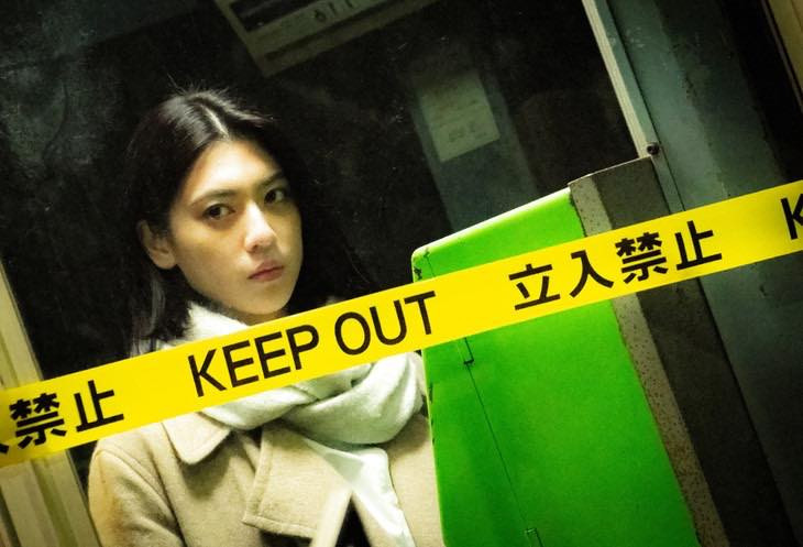 Xuất hiện trong "Ngôi làng tử khí", mỹ nữ Nhật Bản ngay lập tức khiến người xem "chết đứng" bởi nhan sắc xinh đẹp, lạnh lùng và cuốn hút của mình. Diễn xuất của cô nàng cũng được khán giả đánh giá cao.