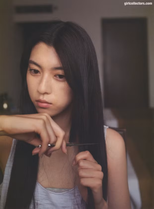 Đôi mắt to, có hồn, sống mũi cao và thẳng cùng thân hình bốc lửa, da dẻ mịn màng là điều kiện quan trọng giúp Ayaka Miyoshi thành công trong lĩnh vực nghệ thuật.