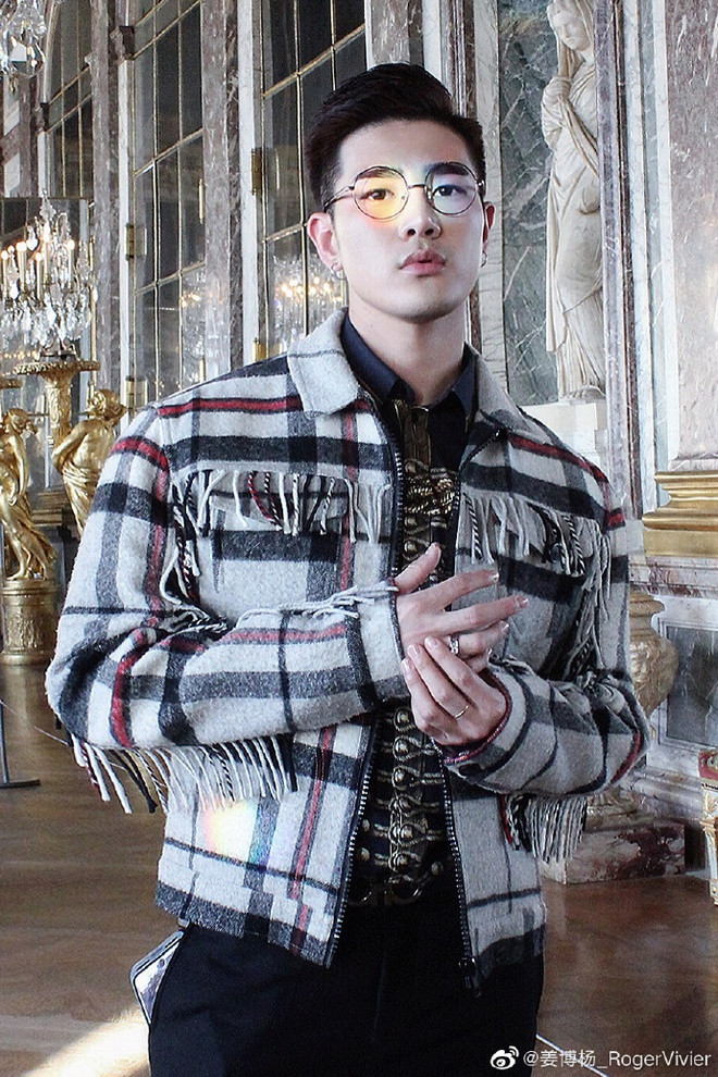 Thời gian rảnh rỗi, thầy giáo thường xuyên tụ tập bạn bè đi ăn uống, vui chơi hoặc đi tập gym để nâng cao sức khoẻ.