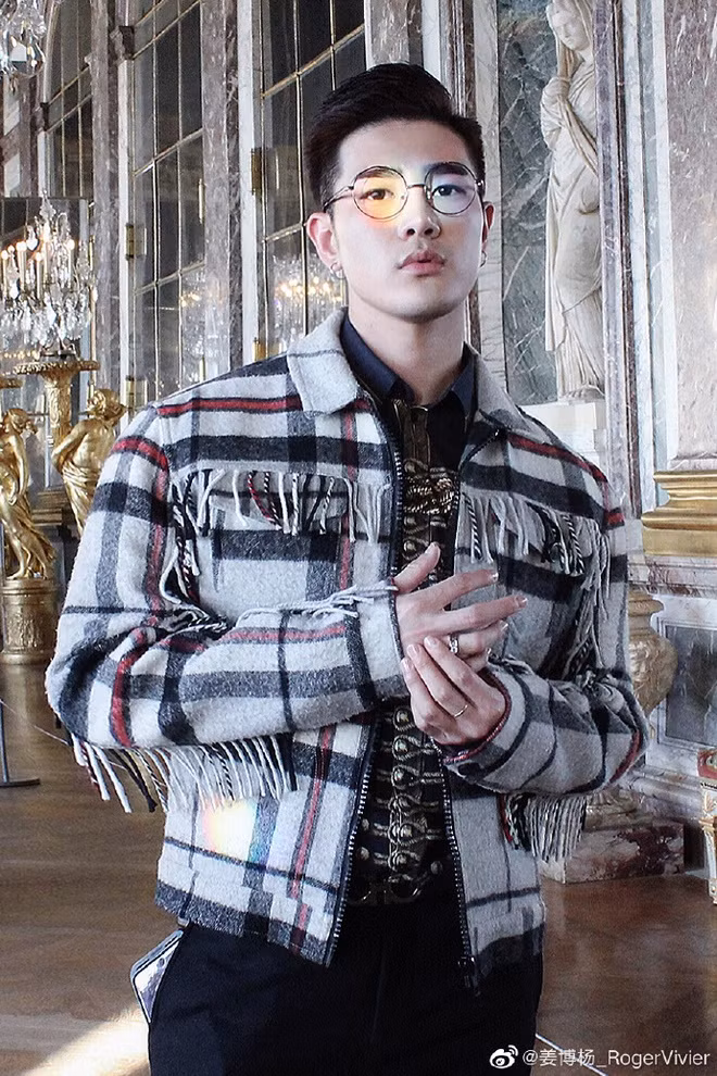 Thời gian rảnh rỗi, thầy giáo thường xuyên tụ tập bạn bè đi ăn uống, vui chơi hoặc đi tập gym để nâng cao sức khoẻ.