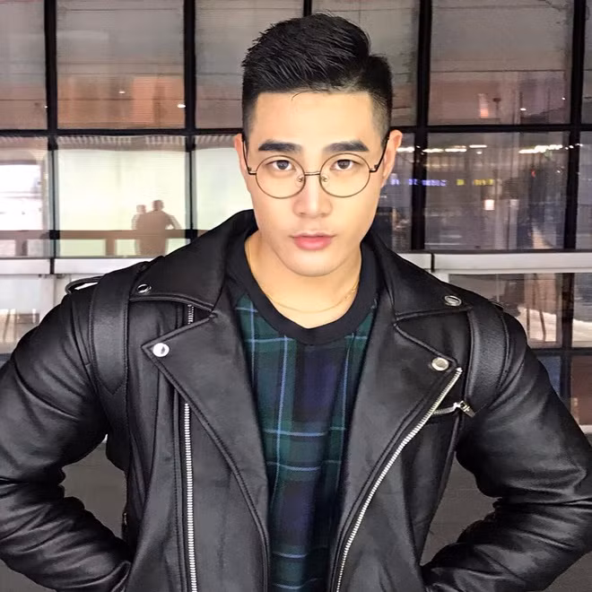 Trước khi trở thành thầy giáo, Jiang Boyang từng là người mẫu. Anh được nhận xét là có phong cách chụp hình chuyên nghiệp, tạo dáng đúng chuẩn ngôi sao.