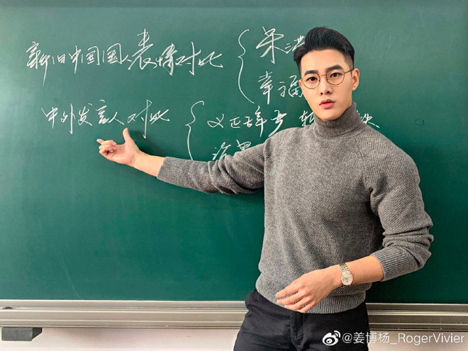 Jiang Boyang sở hữu khuôn mặt điển trai, đẹp từng cen-ti-met với đôi mắt dài, sống mũi cao, đôi môi mọng và hàng lông mày rậm. Bên cạnh đó anh chàng cũng chăm chỉ tậm gym nên có "bờ vai Thái Bình Dương" rộng và bắp tay to.