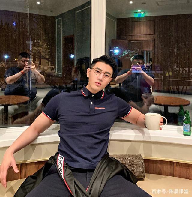 Jiang Boyang từng có thời gian du học tại Anh quốc chuyên ngành tài chính. Thế nhưng anh chàng lại từ chối rất nhiều lời mời gọi của doanh nghiệp với mức lương trong mơ để trở về quê hương làm thầy giáo dạy văn.