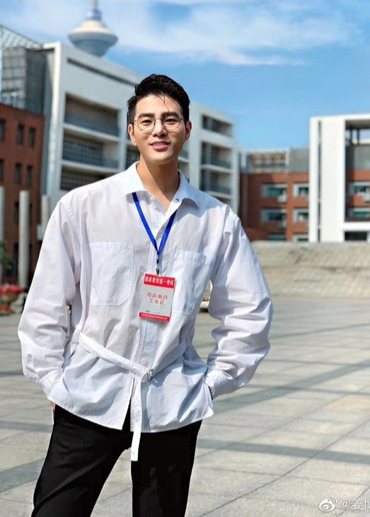 Hiện, trang cá nhân của thầy giáo dạy văn đang sở hữu 30.000 lượt theo dõi.