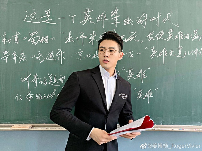 Các video dạy học trên mạng xã hội của Jiang Boyang thu hút một lượt lớn người xem, thế nhưng nhiều người cho rằng anh chỉ thu hút bởi có ngoại hình nổi bật mà thôi. Phản bác lại điều này, thầy giáo cho rằng anh hoàn toàn có đủ năng lực để khiến học sinh chú ý vào bài giảng mà không cần ngoại hình.