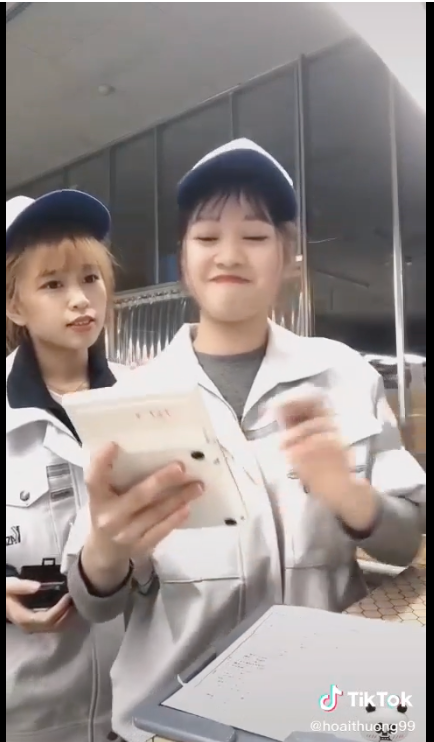 Hoài Thương cho hay cô thông thạo tiếng Thái và khá tiếng Nhật. Từ khi còn học cấp 2, mỗi dịp nghỉ hè, 9X đều sang Thái Lan du lịch. Ngay sau khi tốt nghiệp lớp 12, cô quyết định sang quốc gia này làm việc.