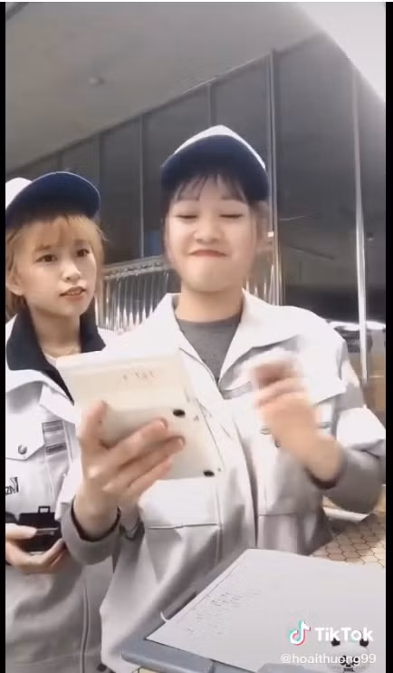 Hoài Thương cho hay cô thông thạo tiếng Thái và khá tiếng Nhật. Từ khi còn học cấp 2, mỗi dịp nghỉ hè, 9X đều sang Thái Lan du lịch. Ngay sau khi tốt nghiệp lớp 12, cô quyết định sang quốc gia này làm việc.