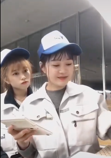 Chia sẻ với Zing, cô gái Hà Tĩnh sinh năm 1999 cho biết: "Khi được chia sẻ và thấy mọi người yêu thích như vậy mình rất bất ngờ, hạnh phúc. Trước đây, mình cũng có những clip hát, nhảy khác được các bạn ủng hộ khá nhiều".